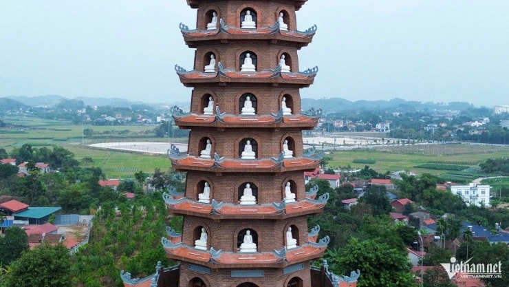 Ngôi chùa cổ vẫn giữ được nhiều hiện vật và sử liệu Phật giáo có giá trị dù trải qua nhiều thăng trầm.