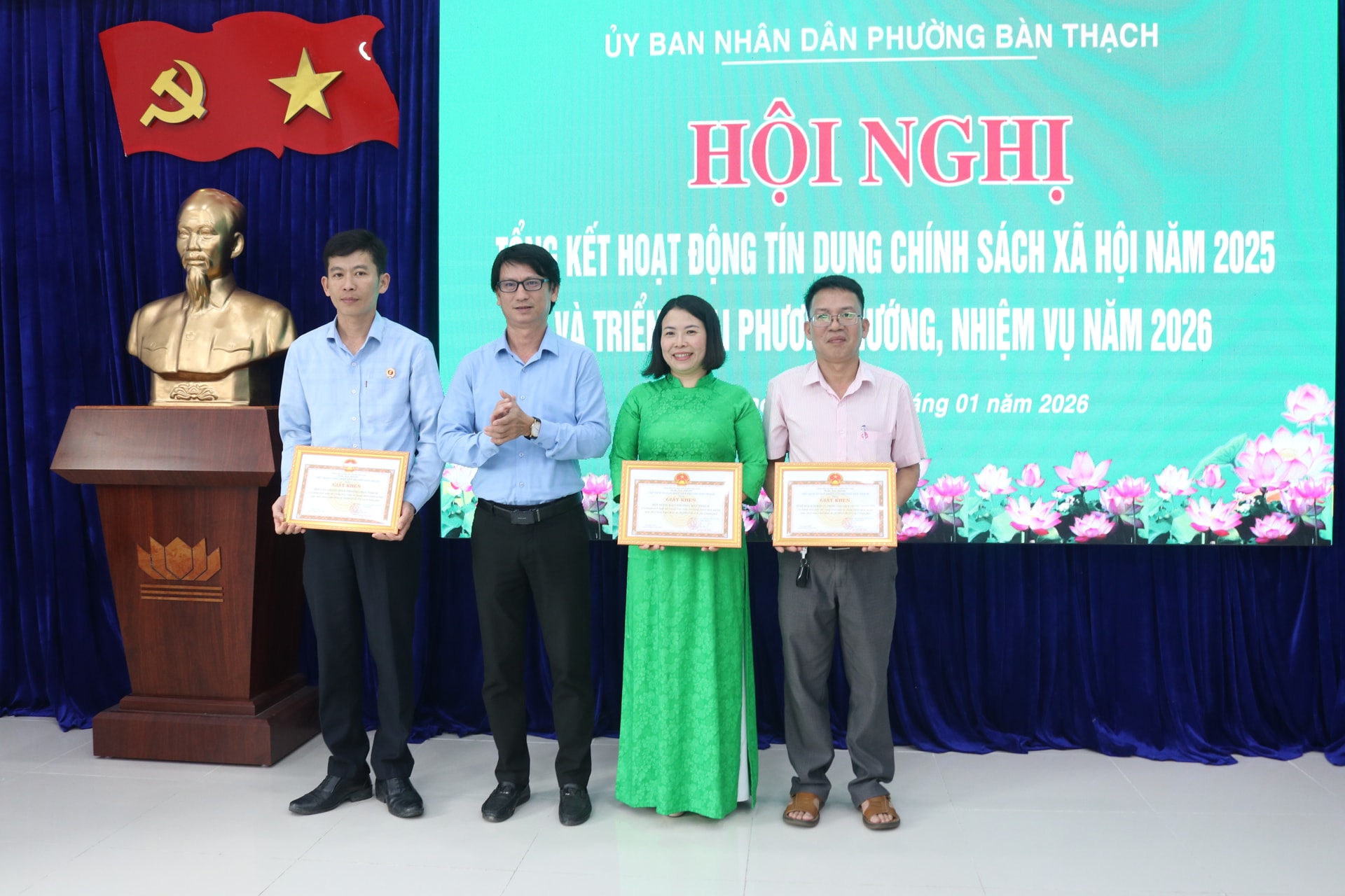 Khen thưởng tập thể xuất sắc trong công tác tín dụng năm 2025. Ảnh: HOÀNG LIÊN