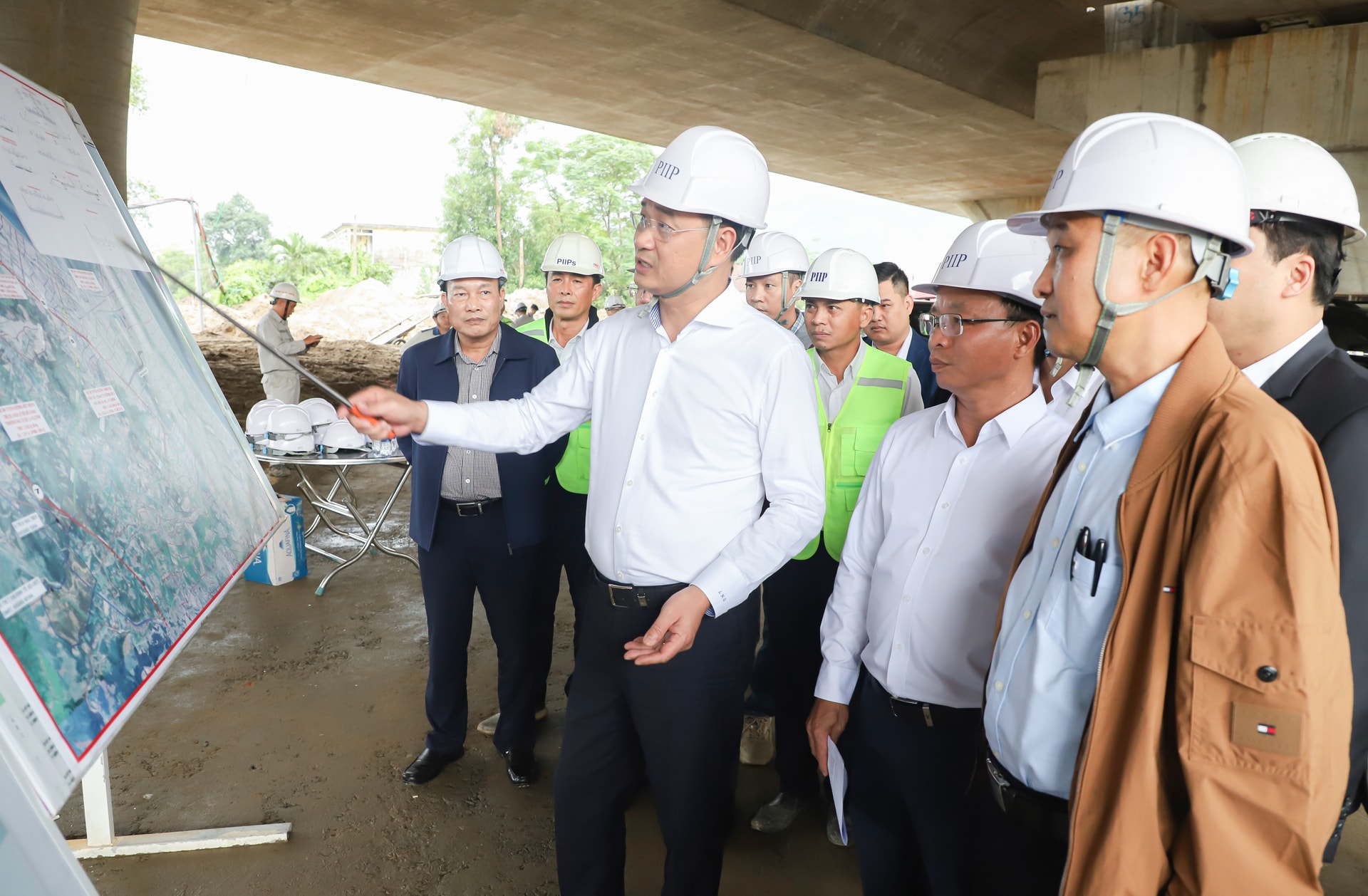 Ủy viên Trung ương Đảng, Bí thư Thành ủy Lê Ngọc Quang kiểm tra tiến độ thi công dự án đường ven biển nối cảng Liên Chiểu. Ảnh: NGỌC PHÚ