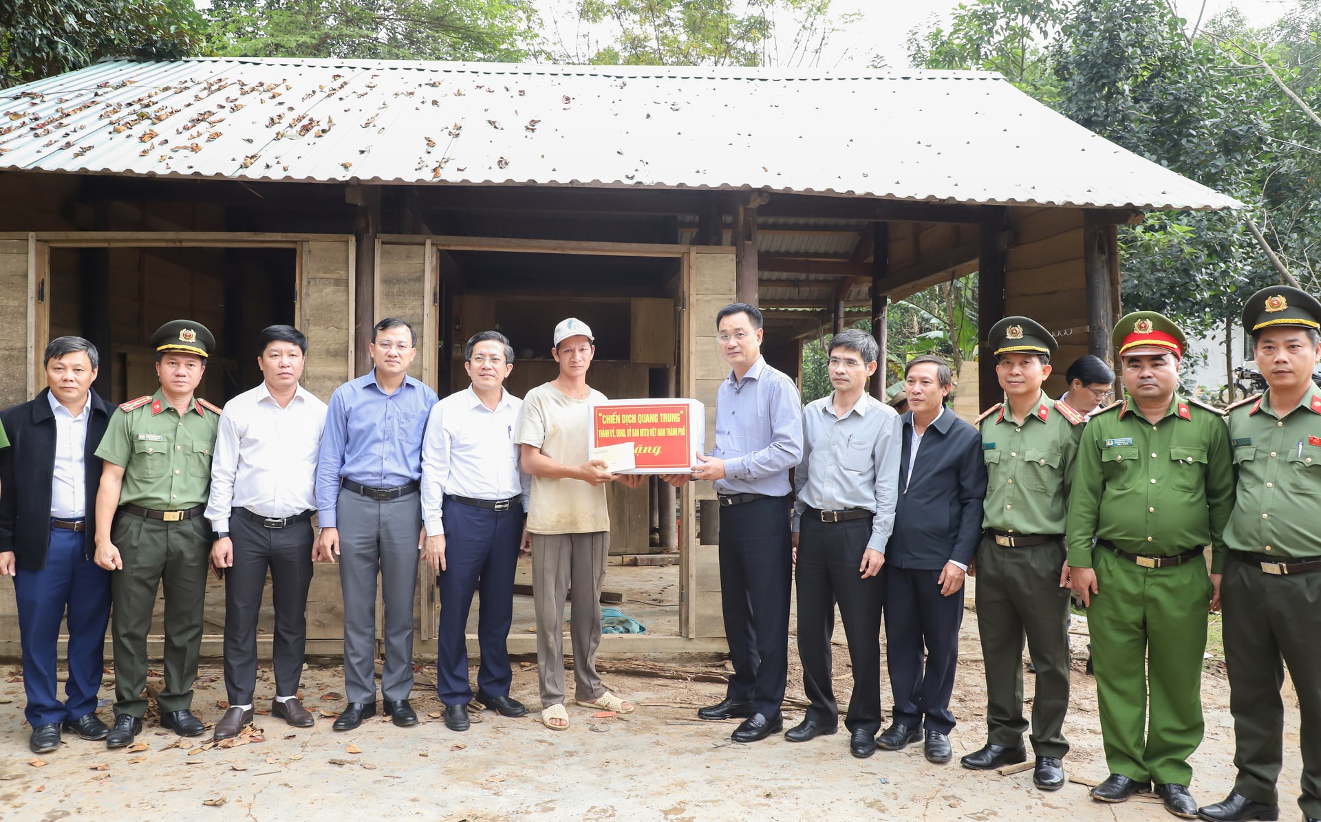 Bí thư Thành ủy Lê Ngọc Quang trao quà cho gia đình bị hư hại do thiên tai gây ra. Ảnh: NGỌC PHÚ