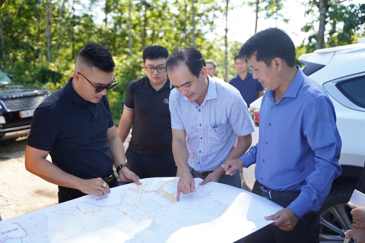Leiders van de gemeente Hiep Duc hebben overleg gevoerd met bedrijven om investeringsmogelijkheden in de regio in kaart te brengen en te onderzoeken. Foto: TAM DAN