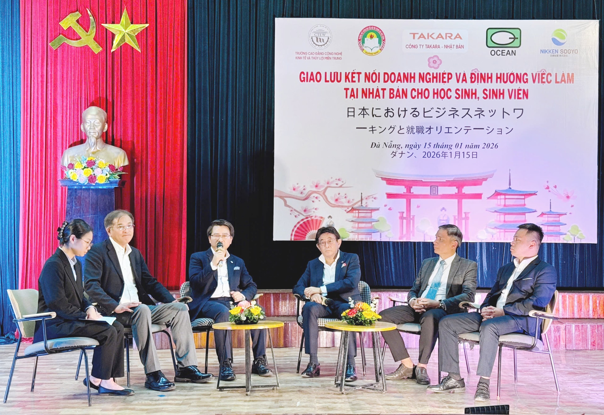 Các doanh nghiệp Nhật Bản tư vấn cho sinh viên giữa Trường Cao đẳng Công nghệ, Kinh tế và Thủy lợi miền Trung về đào tạo và tuyển dụng lao động sang Nhật