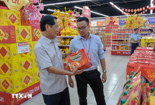 ttxvn-lanh-dao-so-cong-thuong-can-tho-kiem-tra-hang-hoa-phuc-vu-tet-nguyen-dan-binh-ngo-8530510.jpg