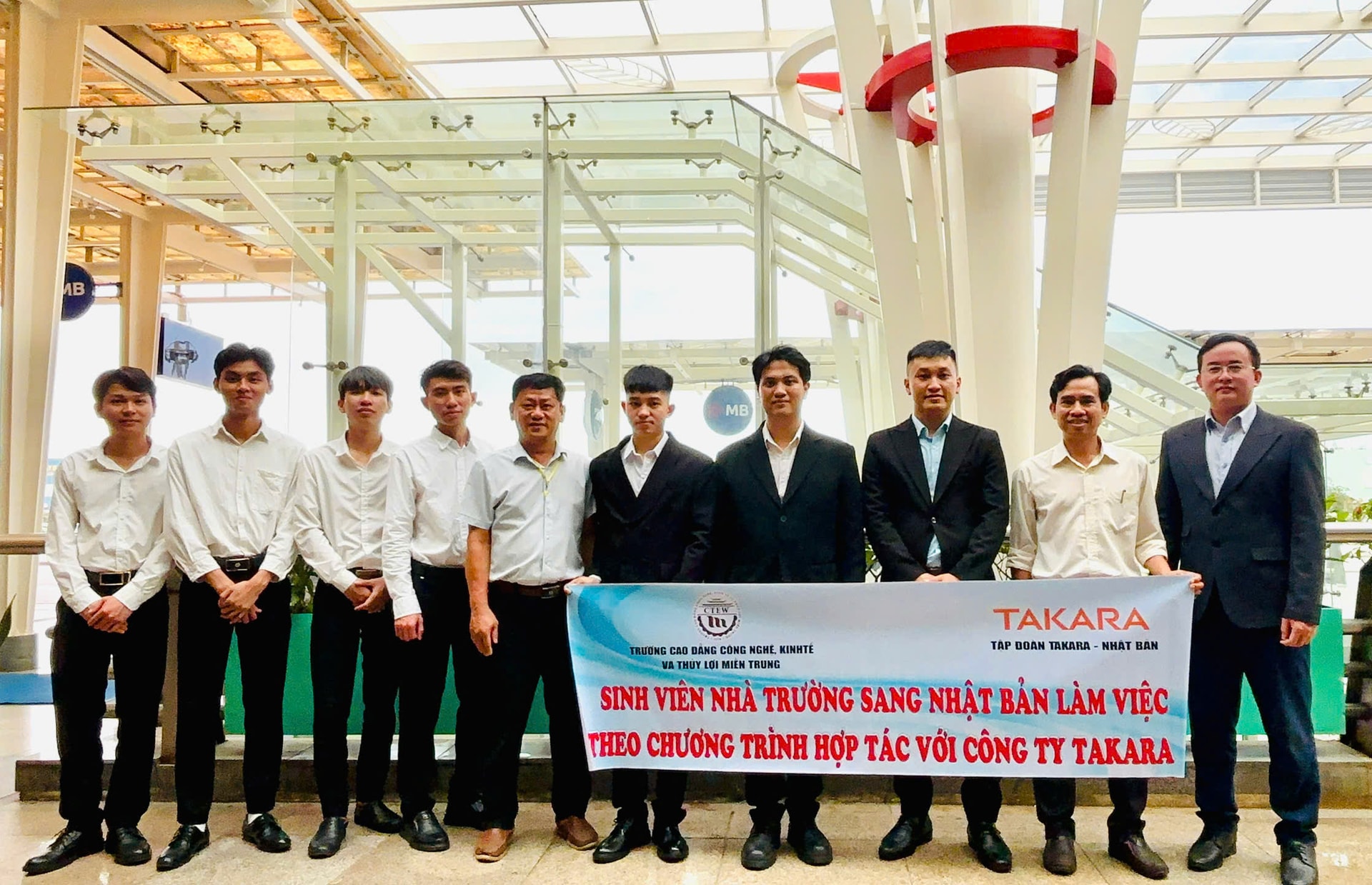 giữa Trường Cao đẳng Công nghệ, Kinh tế và Thủy lợi miền Trung tiễn các sinh viên sang Nhật Bản lao động