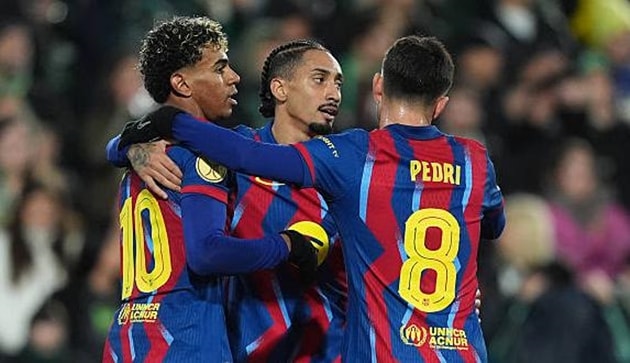 Các cầu thủ Barcelona ăn mừng chiến thắng nhọc nhằn trên sân El Sardinero để lọt vào vòng tứ kết.