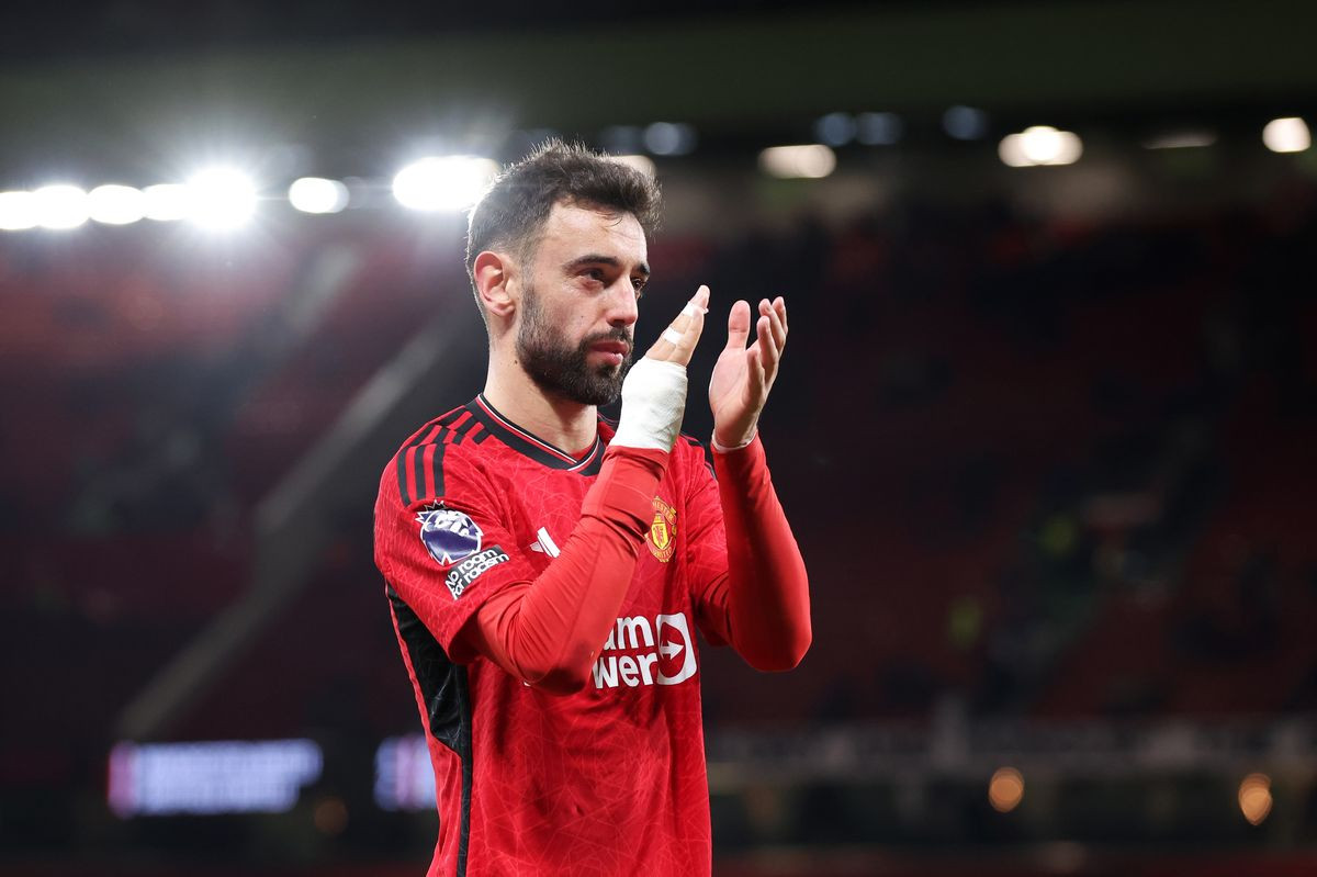 Bruno Fernandes chào khán giả tại Old Trafford