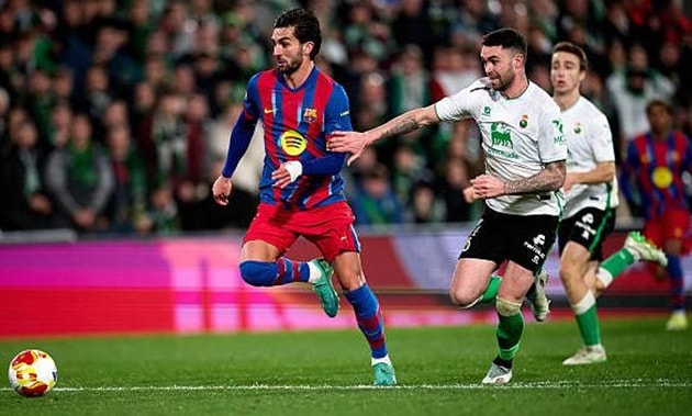 Ferran Torres ghi bàn mở tỷ số cho Barcelona trong trận đấu với Racing Santander tại Cúp Nhà Vua.