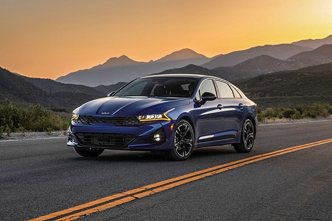 Toàn cảnh xe KIA K5 2026 với thiết kế hiện đại tại đại lý