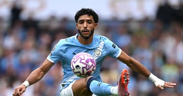 Tottenham tăm tia Omar Marmoush.