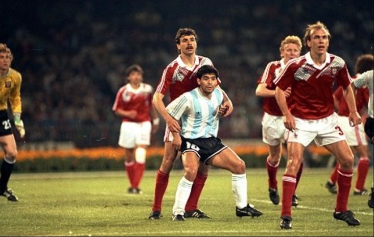 Maradona đã dùng sự tinh quái để giúp Argentina vượt qua Liên Xô.