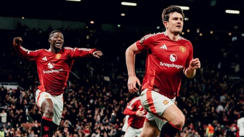 Harry Maguire và Kobbie Mainoo tại sân tập MU
