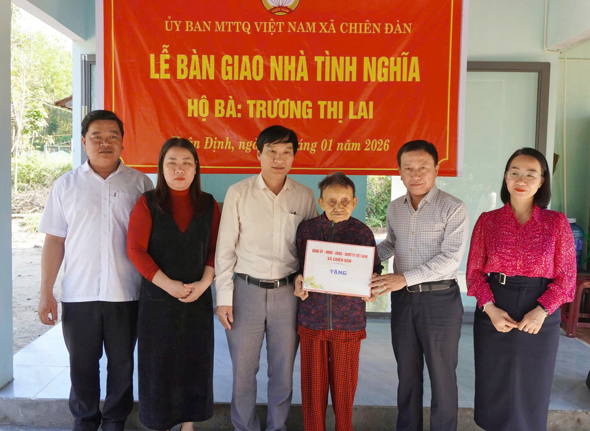 Lãnh đạo xã Chiên Đàn tặng quà bà Trương Thị Lai tại lễ bàn giao nhà tình nghĩa. Ảnh: N.ĐOAN