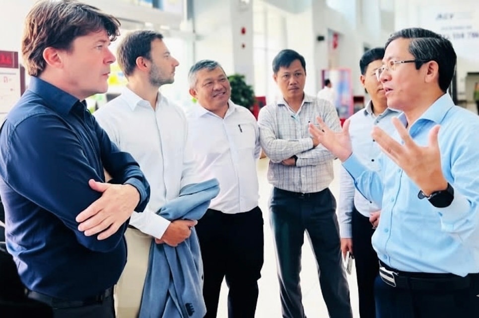 Nieuwe mechanismen en beleidsmaatregelen voor de stad Da Nang hebben een transparant en gunstig klimaat gecreëerd voor het aantrekken van investeringen. OP DE FOTO: Vicevoorzitter van het Volkscomité van Da Nang, Tran Nam Hung (uiterst rechts), bespreekt investeringsmogelijkheden in Chu Lai met vertegenwoordigers van Nederlandse bedrijven. Foto: MAI QUE