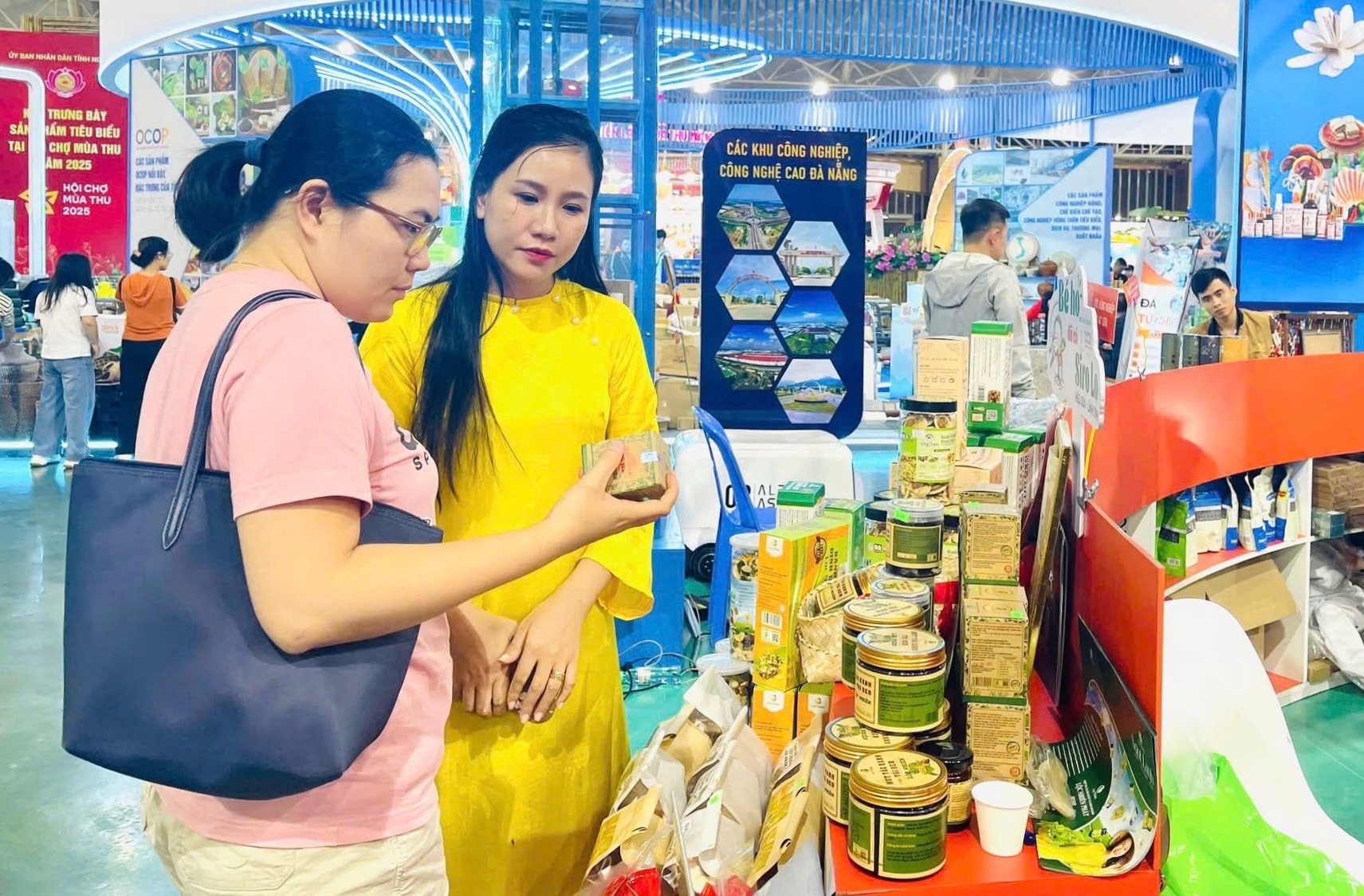 Hoạt động thương mại trên địa bàn thành phố diễn ra sôi động. Ảnh: MAI QUẾ