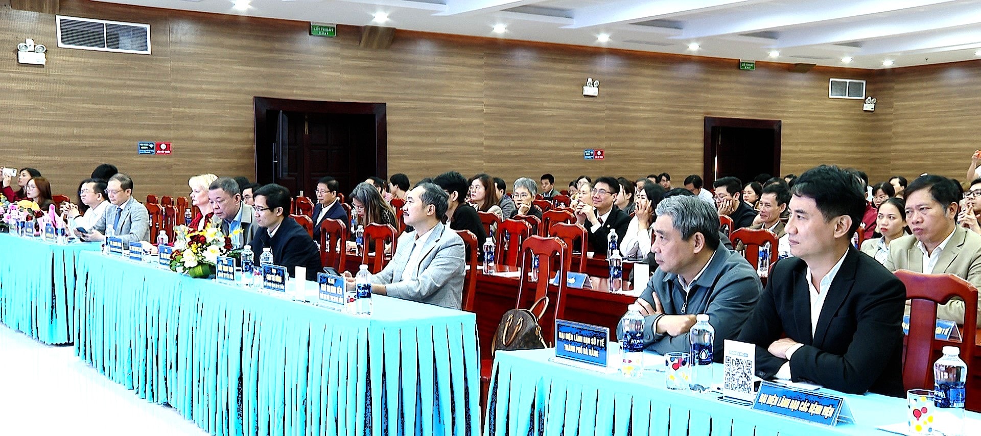 huy2396.mxf.11_13_00_24.still001(1).jpg