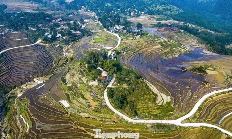 Những ngôi nhà sàn đơn sơ nằm nép mình bên những triền ruộng bậc thang.