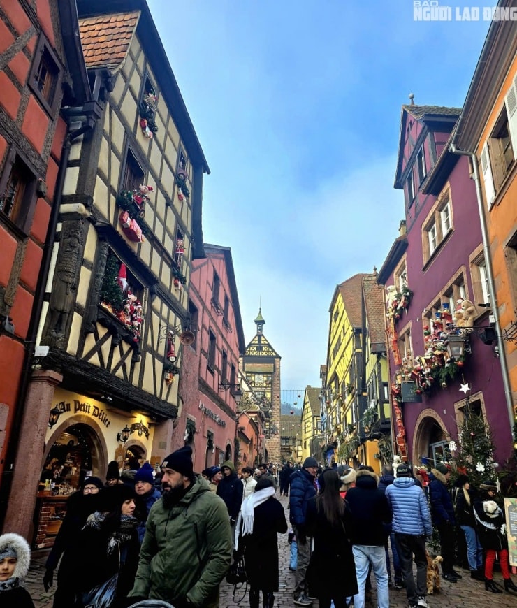 Trục phố chính và những ngôi nhà đầy màu sắc