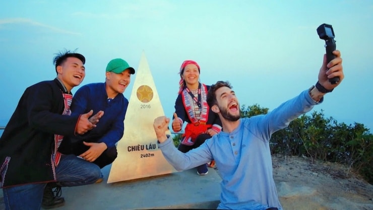 Du khách chụp ảnh check-in trên biển mây Chiêu Lầu Thi.