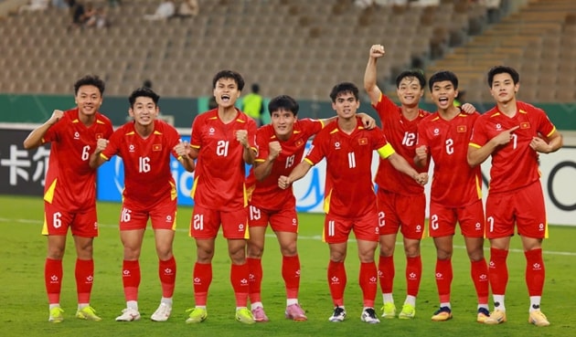 Nguyễn Lê Phát và các đồng đội ăn mừng chiến thắng 3-2 kịch tính trước U23 UAE.