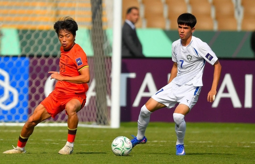 Hệ thống phòng ngự của U23 Trung Quốc đứng vững trước sức ép của Uzbekistan.