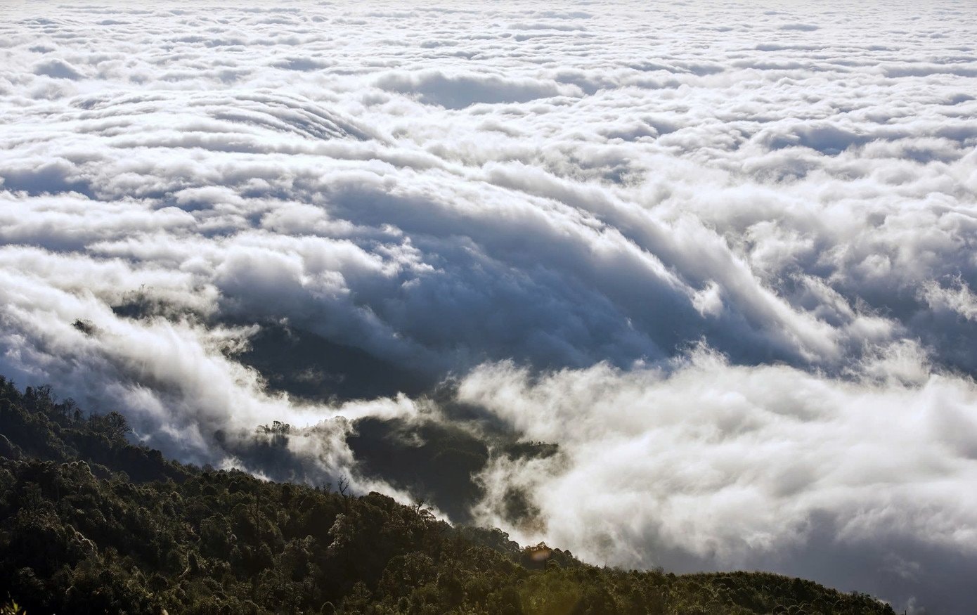 Biển mây trắng xóa bao quanh đỉnh Chiêu Lầu Thi.