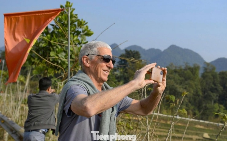 Mùa nước đổ thu hút đông đảo du khách và nhiếp ảnh gia tìm đến Pù Luông tham quan.