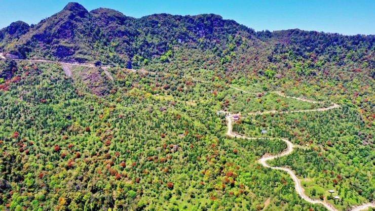 Các bậc đá dẫn lên đỉnh núi Chiêu Lầu Thi.