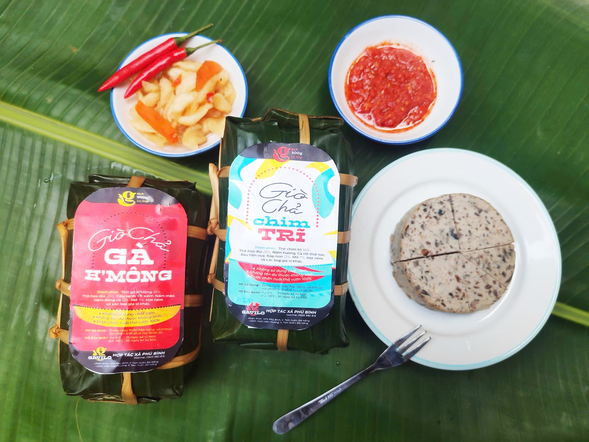 sản phẩm giò chả của HTX Phú Bình liên kết với tương ớt của Dulius tạo combo quà Tết