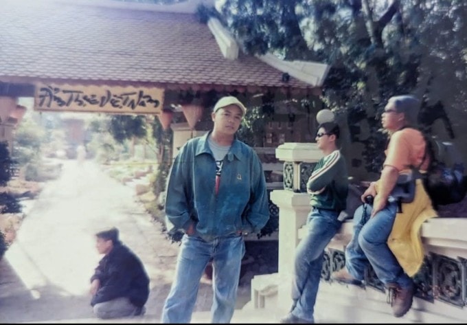 Joel cùng nhóm bạn kỹ sư quốc tế chụp ảnh kỷ niệm tại Việt Nam năm 2003.