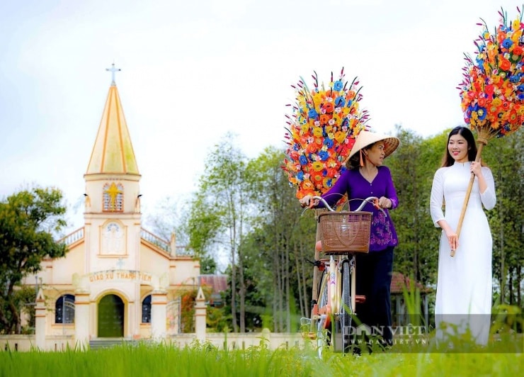 Giấy màu phải cắt thành hình bông hoa, dán hồ tạo hình, ghép nhuỵ tạo thành từng bông hoa rồi sau đó ghép hoa vào cành. Ảnh: LH