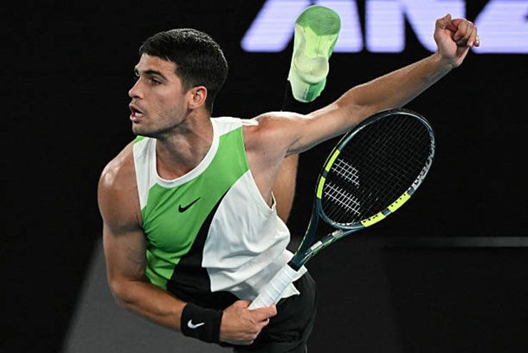 Carlos Alcaraz thực hiện cú đánh tại Australian Open