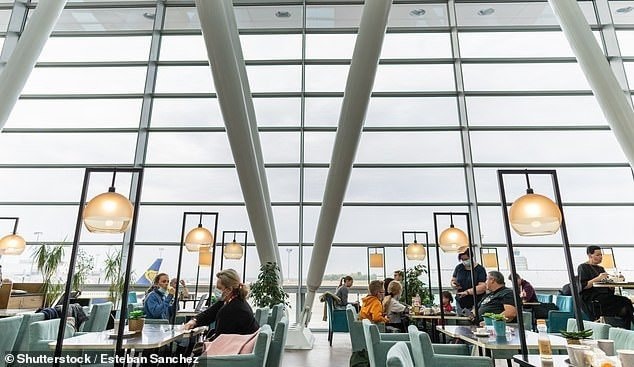 Các nhân viên sân bay đã tiết lộ những cách thông minh nhất để tiết kiệm chi phí bao gồm cả việc đặt chỗ vào phòng chờ.