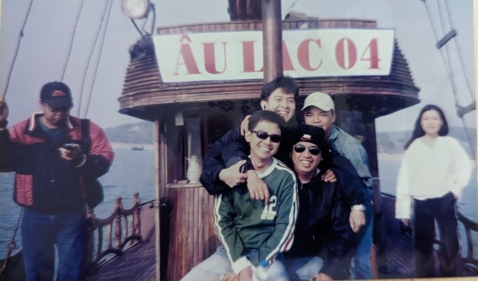 Joel Carpio trên tàu du lịch Âu Lạc 04 tại vịnh Hạ Long cuối năm 2003.