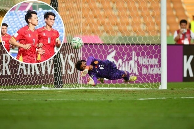 Thủ môn Li Hao của U23 Trung Quốc chuẩn bị đối đầu với Đình Bắc của U23 Việt Nam tại bán kết