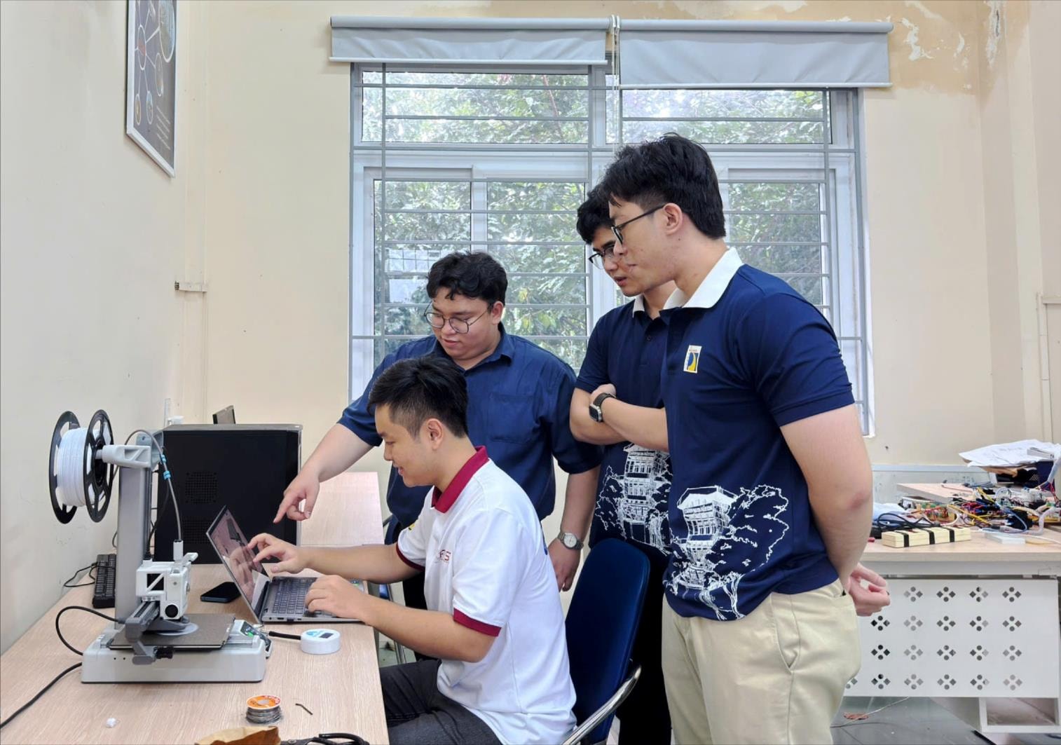 Sinh viên Đại học Bách khoa (Đại học Đà Nẵng) sáng tạo thiết bị chẩn đoán sớm các bệnh liên quan đến hô hấp, phục vụ lĩnh vực y tế. Ảnh: K.NGUYÊN