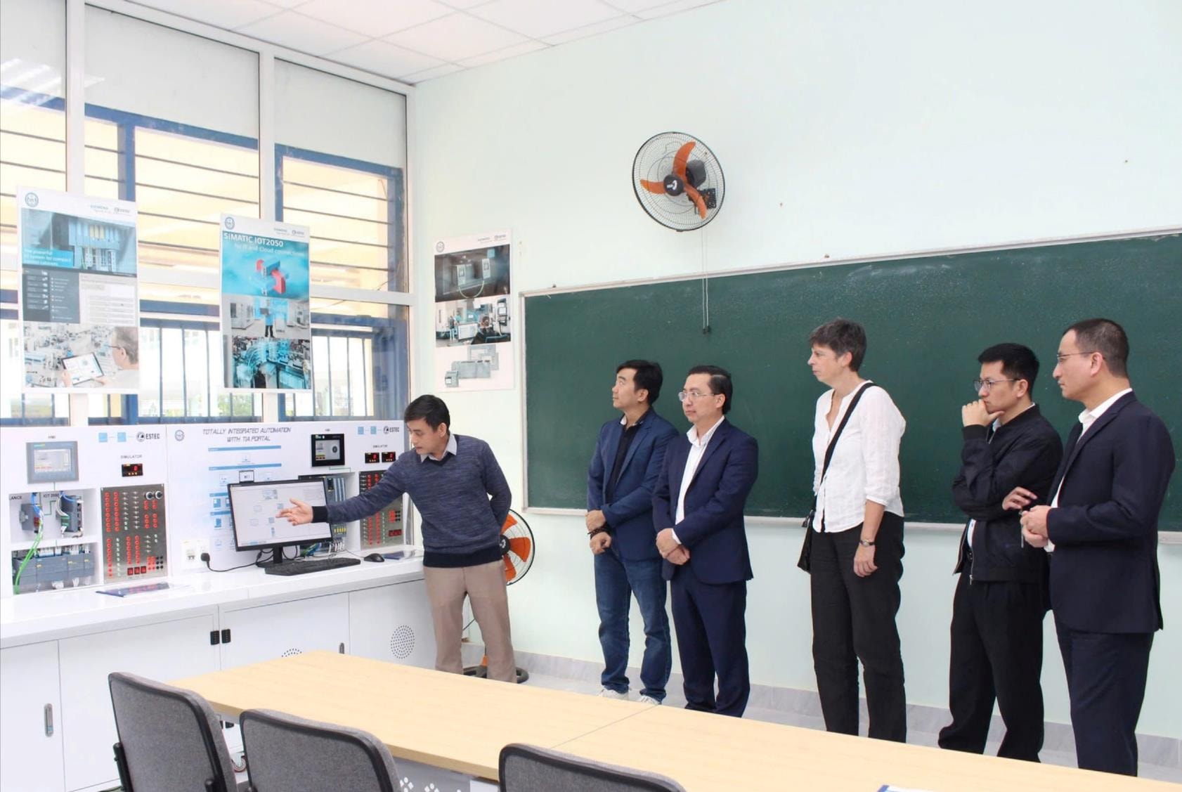 Trường Đại học Sư phạm Kỹ thuật (Đại học Đà Nẵng) tiếp nhận, đưa vào sử dụng Phòng Tự động hóa và Truyền động nâng cao do doanh nghiệp tài trợ. Ảnh: K.NGUYÊN