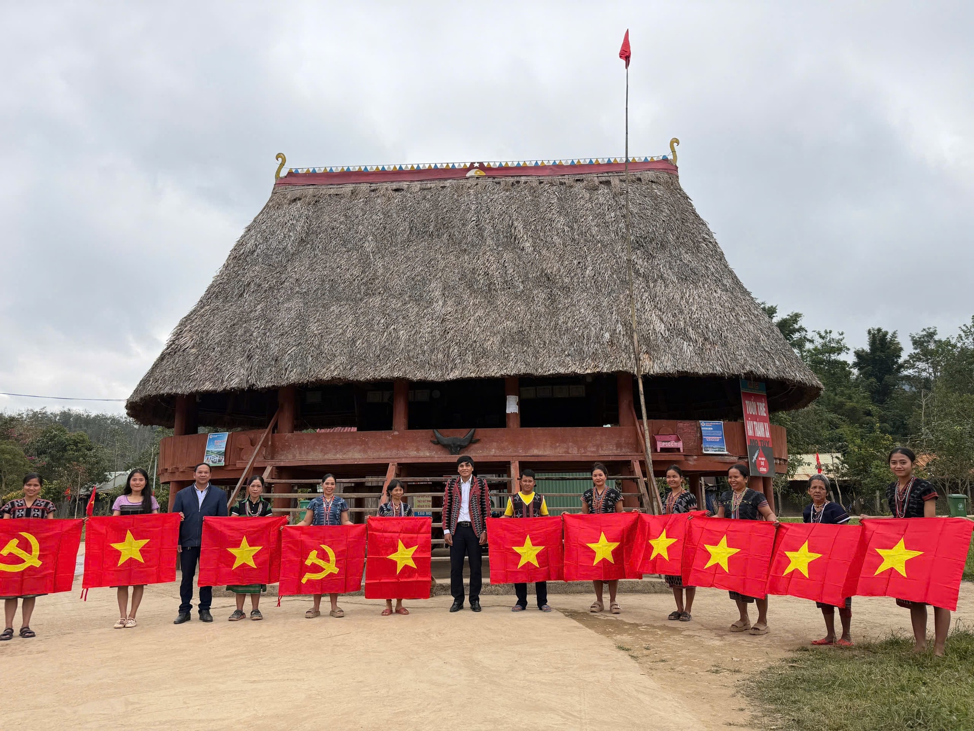UBND xã Tây Giang trao cờ Đảng, cờ Tổ quốc cho đồng bào Cơ Tu. Ảnh: H.V