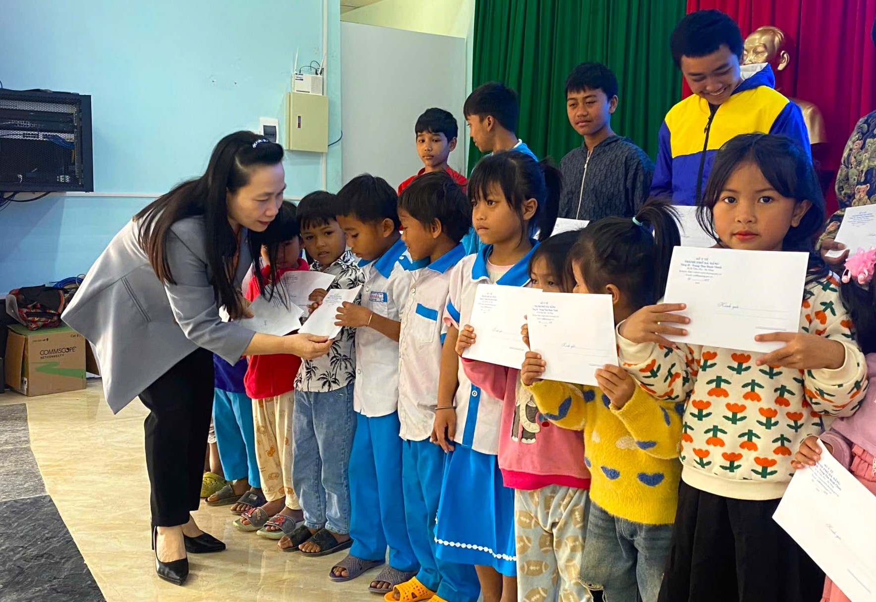 Ban tổ chức tặng quà cho trẻ em có hoàn cảnh đặc biệt khó khăn, chịu ảnh hưởng bởi thiên tai trên địa bàn xã Avương. Ảnh: XUÂN ĐÔNG