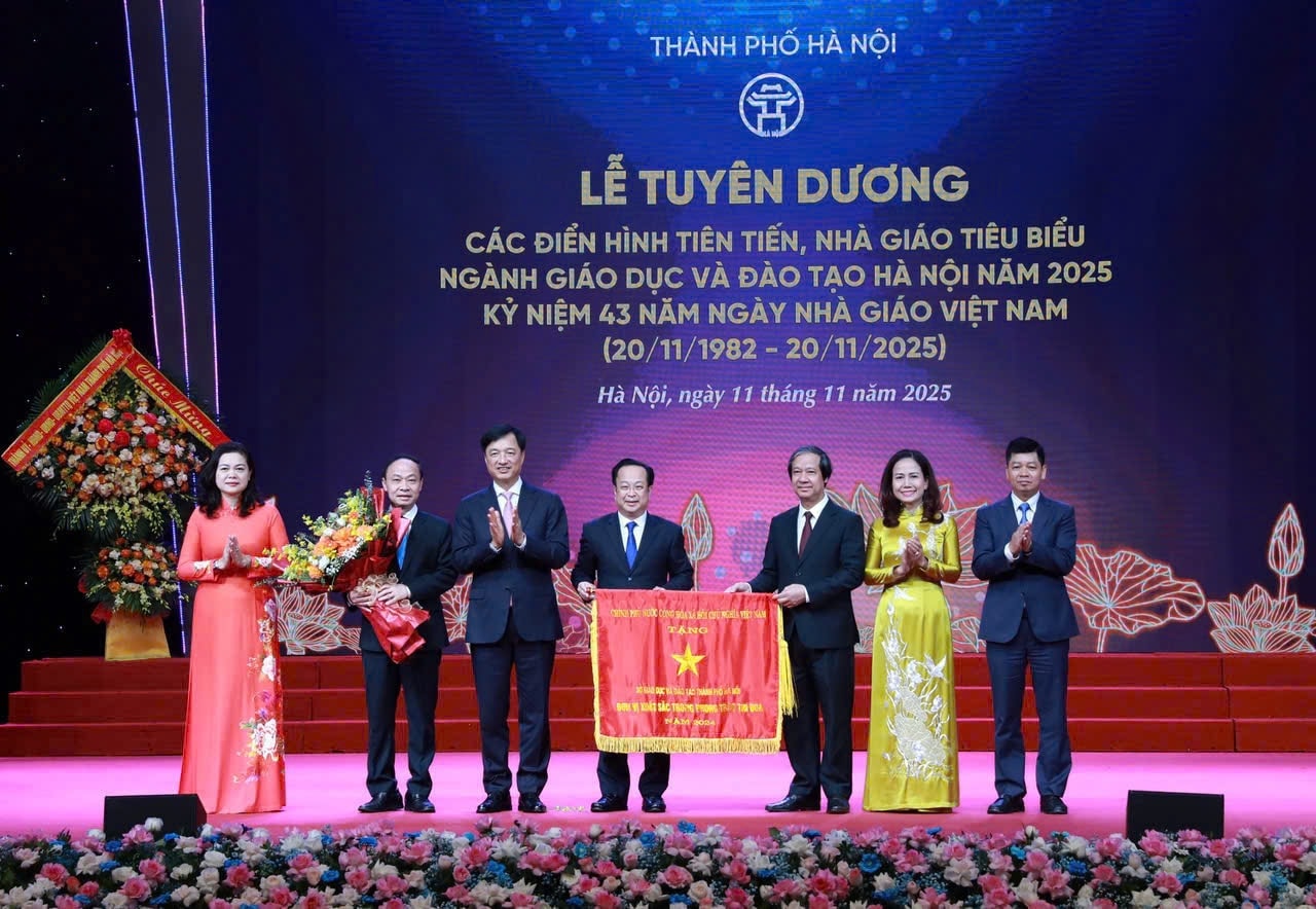 Bí thư Thành ủy Hà Nội Nguyễn Duy Ngọc, Bộ trưởng Bộ Giáo dục và đào tạo Nguyễn Kim Sơn trao cờ đơn vị xuất sắc phong trào thi đua và tặng hoa chúc mừng Sở Giáo dục và đào tạo Hà Nội.