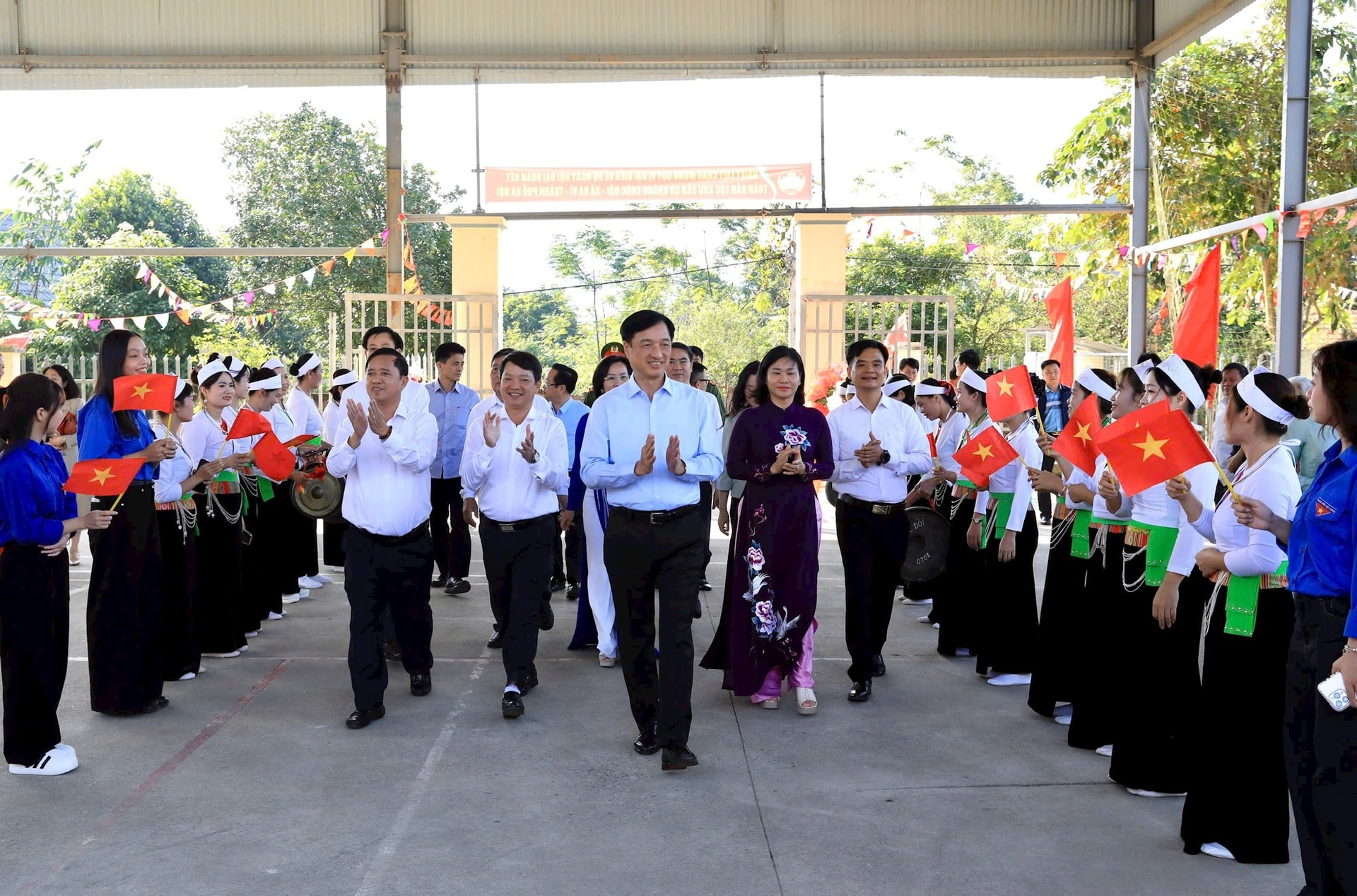 bi-thu-ngay-hoi-dk-toan-dan-2-ba-vi.jpg
