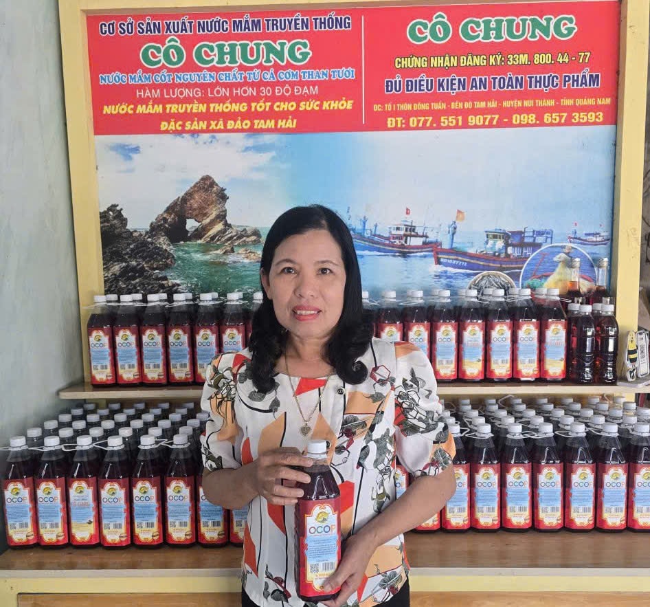 Cô Chung với sản phẩm nước mắm phục vụ Tết. Ảnh VĂN PHIN