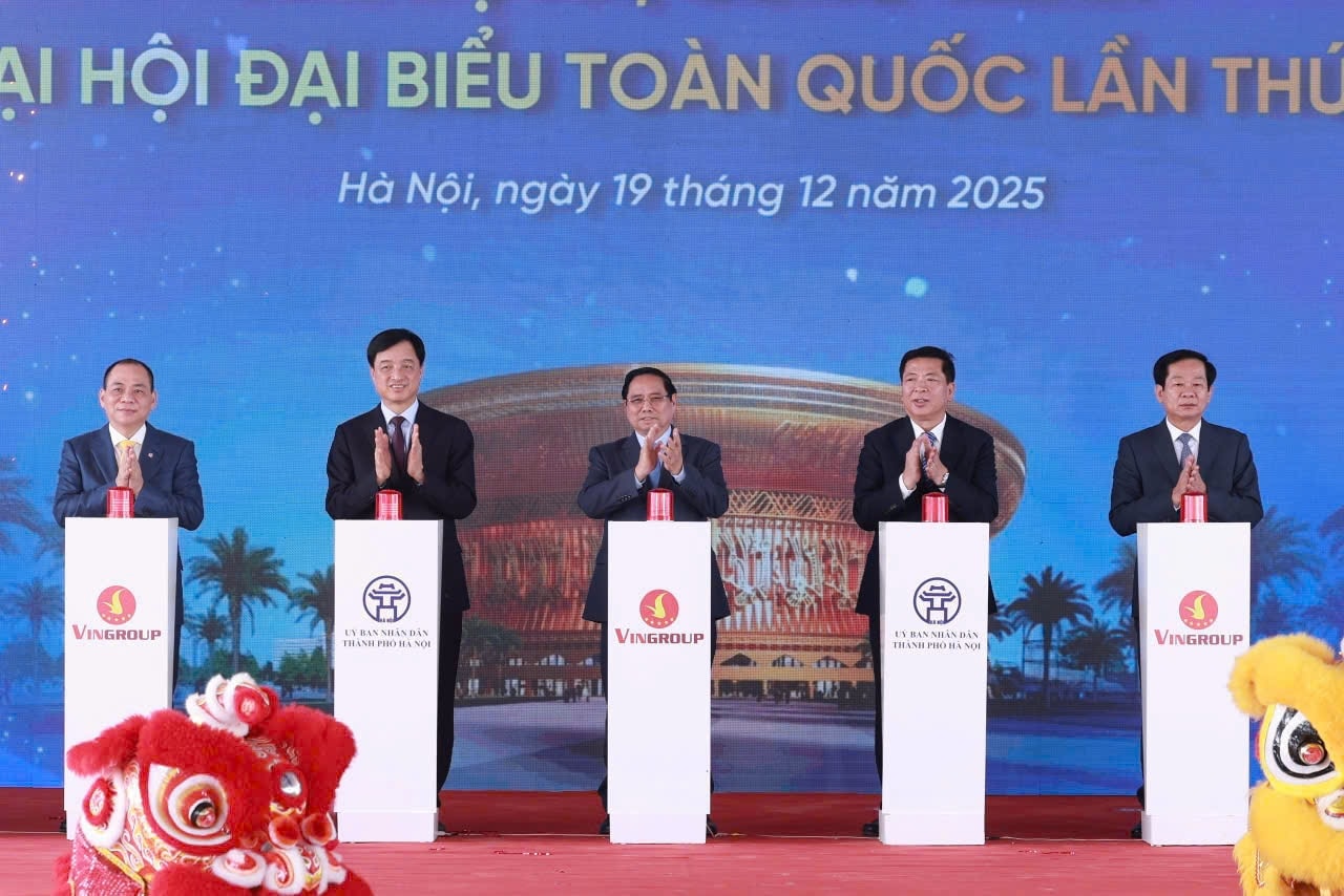 Thủ tướng Chính phủ Phạm Minh Chính, Bí thư Thành ủy Hà Nội Nguyễn Duy Ngọc và các đại biểu thực hiện nghi thức khởi công, khánh thành các công trình, dự án chào mừng Đại hội đại biểu toàn quốc lần thứ XIV của Đảng. Ảnh: Quang Thái