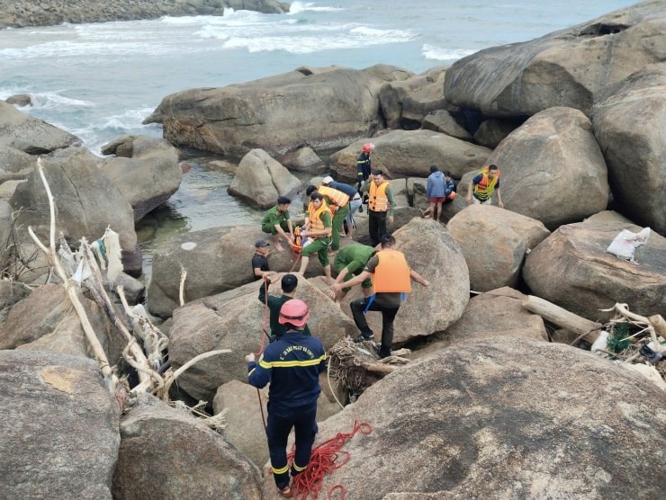 Các lực lượng phối hợp triển khai phương án cứu nạn tại hiện trường.