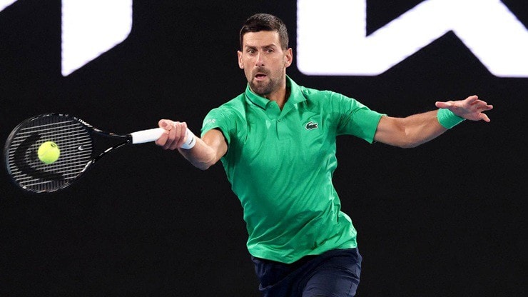 Novak Djokovic ăn mừng chiến thắng thứ 100 tại Australian Open