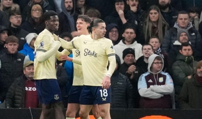 Everton ăn mừng chiến thắng trước Aston Villa