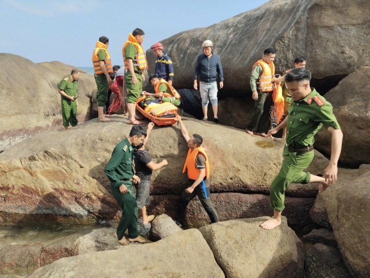 Công an xã Hòa Xuân tiếp nhận tin báo về việc du khách gặp nạn sáng 19/1.