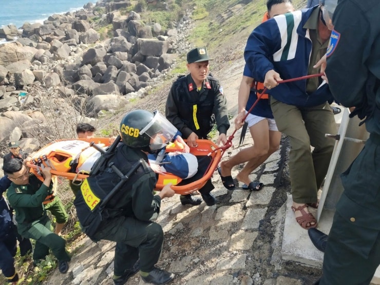 Sau khi giải cứu, các nạn nhân được đưa đến cơ sở y tế để kiểm tra.