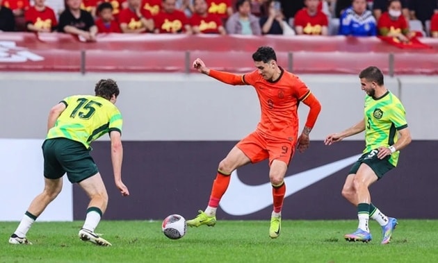 Tiền đạo Behram Abduweli của U23 Trung Quốc sở hữu chiều cao ấn tượng