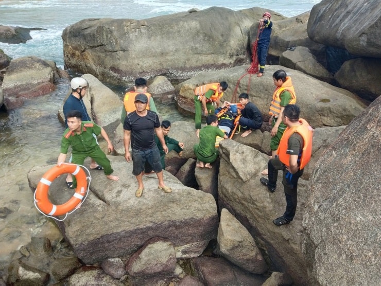 Hai du khách bị sóng lớn cuốn vào khu vực hốc đá ven bờ.