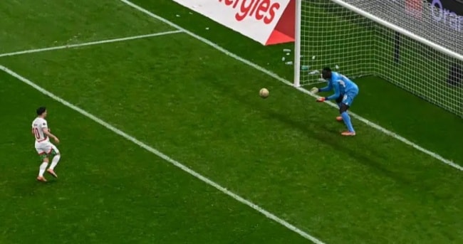 Brahim Diaz thất thần sau khi cú sút Panenka bị thủ môn đối phương cản phá.
